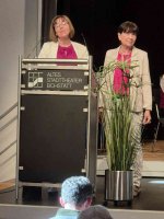 Verleihung Ehrenamtspreis durch die Buergermeisterinnen Martina Edl und Elisabeth Gabler